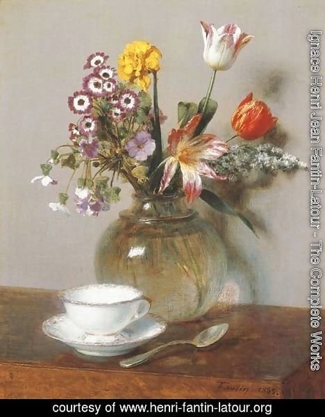 Vase de fleurs avec une tasse de cafe